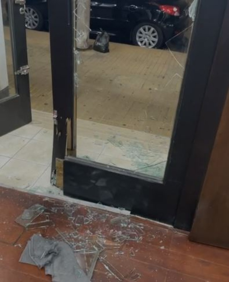 En pleno centro, destrozaron una puerta y robaron celulares